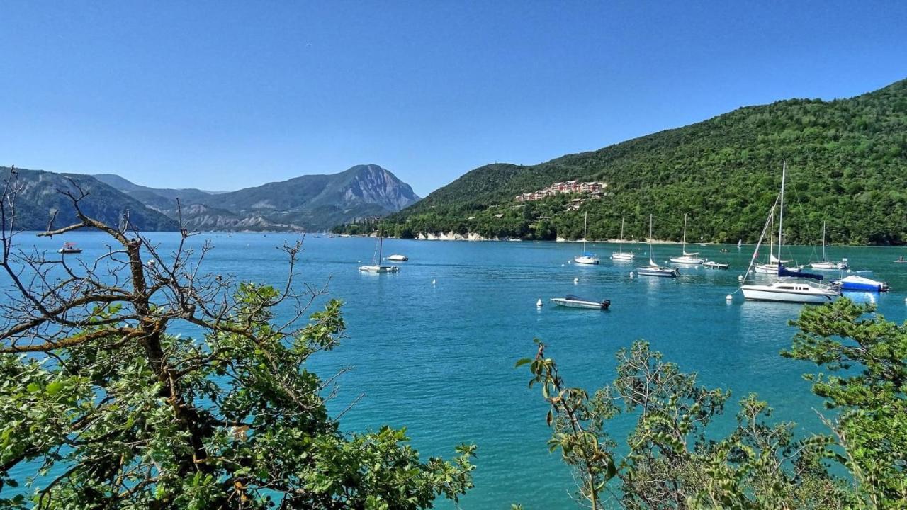 Leparadisachorges Bagian luar foto